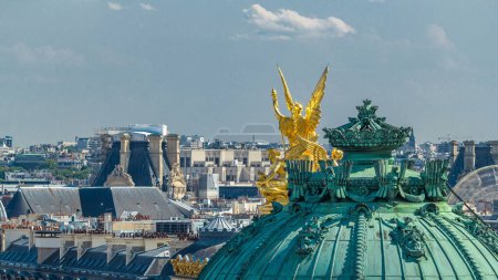 Téléchargez les photos : Vue de dessus du Palais ou de l'Opéra Garnier L'Académie Nationale de Musique aux statues dorées timelapse à Paris, France. Vue aérienne depuis le toit lors d'une journée ensoleillée en été. - en image libre de droit