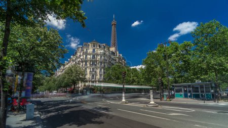 Téléchargez les photos : Tour Eiffel derrière les bâtiments historiques de Paris timelapse hyperlapse, France. Ciel bleu nuageux le jour d'été avec des arbres verts et la circulation dans les rues - en image libre de droit
