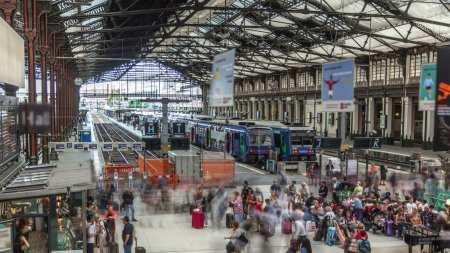 Foto de Estación de tren con trenes y personas apresuradas en París timelapse. Vista desde arriba. Llegada y salida a Gare de Lyon a Paris, Francia. - Imagen libre de derechos