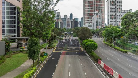 Téléchargez les photos : Trafic avec des voitures sur une scène urbaine et de rue dans le quartier central de Singapour timelapse aérien. Route Havelock avec intersection. gratte-ciel du centre-ville sur un fond - en image libre de droit