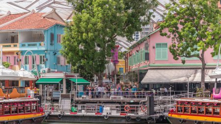 Téléchargez les photos : Bateaux de tourisme accostage à Clarke Quay habour timelapse avec des maisons colorées. Clarke Quay est un quai historique au bord de la rivière à Singapour, situé dans la zone de planification de la rivière Singapour
. - en image libre de droit
