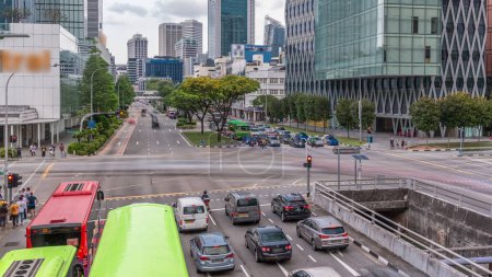 Téléchargez les photos : Trafic avec des voitures sur une scène urbaine et de rue dans le quartier central de Singapour timelapse aérien. Eu Tong Sen Street. gratte-ciel du centre-ville autour - en image libre de droit