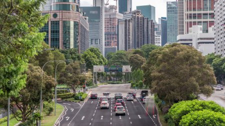Téléchargez les photos : Trafic avec des voitures sur une scène urbaine et de rue dans le quartier central de Singapour timelapse aérien. Route Havelock avec intersection. gratte-ciel du centre-ville sur un fond - en image libre de droit