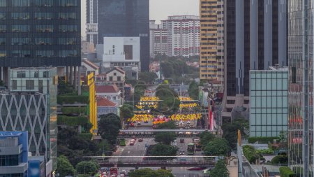 Téléchargez les photos : Circulation avec des voitures sur une scène urbaine et de rue dans le quartier central de Singapour passage aérien de jour à la nuit timelapse. Nouvelle route de pont à Chinatown après le coucher du soleil. gratte-ciel du centre-ville autour - en image libre de droit