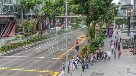 Téléchargez les photos : Vue aérienne du trottoir et de l'intersection de la route Orchard à Singapour timelapse. Orchard road est l'un des meilleurs quartiers commerçants de Singapour
. - en image libre de droit