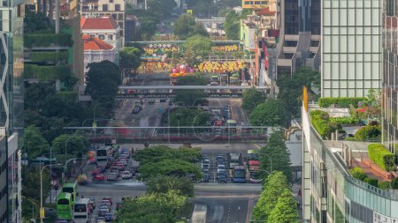 Téléchargez les photos : Trafic avec des voitures sur une scène urbaine et de rue dans le quartier central de Singapour timelapse aérien. Nouvelle route de pont près de Chinatown avec des gratte-ciel sur un fond - en image libre de droit