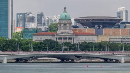 Foto de Galería Nacional de Arte timelapse con puente de explanada. Antiguamente el edificio de la Corte Suprema y el Ayuntamiento. Es el lugar de artes visuales más grande y el museo más grande de Singapur
. - Imagen libre de derechos