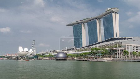 Téléchargez les photos : Cinquante-cinq étages Marina Bay Sands Hotel domine l'horizon de Marina Bay à Singapour hyperlapse timelapse. Musée des sciences de l'art et ferris wheel - en image libre de droit