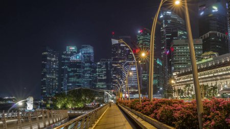 Foto de Business Financial Downtown City and Skyscrapers Tower Building at Marina Bay night timelapse, Singapur, Cityscape Urban Landmark and Business Finance District Center from esplanade highway - Imagen libre de derechos