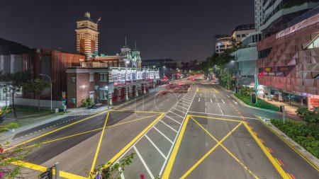 Foto de Tráfico callejero cerca de la estación de bomberos de Singapur noche a día de transición aérea timelapse. La estación central de bomberos es la estación de bomberos más antigua existente en Singapur en la calle Hill - Imagen libre de derechos