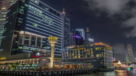 Téléchargez les photos : Business Financial Downtown City and Skyscrapers Tower Building with Customs House at Marina Bay night, Singapour, Paysage urbain et Business Finance District Center reflétés dans l'eau - en image libre de droit