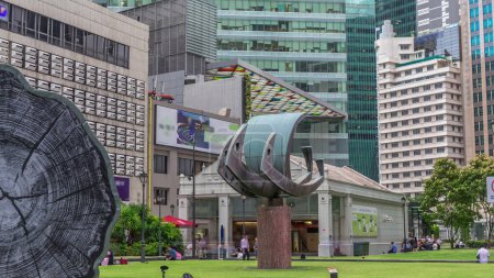 Téléchargez les photos : Singapore Raffles Place in the Central Business District Singapore timelapse hyperlapse, Singapour. Sculpture de navire et entrée à la station de métro - en image libre de droit