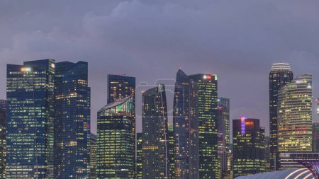 Téléchargez les photos : Business Financial Downtown City and Skyscrapers Tower Building at Marina Bay night, Singapour, Paysage urbain et centre de quartier des finances d'affaires à partir du barrage de la marina - en image libre de droit