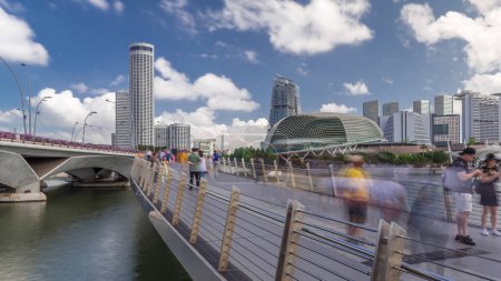 Téléchargez les photos : Esplanade Theatres dômes derrière le pont Esplanade près de Esplanade Drive avec hyperlapsus chronométrage de la circulation. gratte-ciel Singapour skyline sur un fond - en image libre de droit