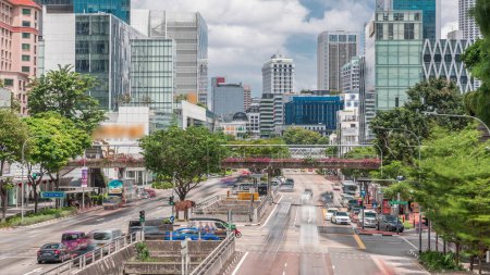 Téléchargez les photos : Trafic avec des voitures sur une scène urbaine et de rue dans le quartier central de Singapour timelapse aérien. Nouvelle route de pont avec des gratte-ciel du centre-ville sur un fond - en image libre de droit