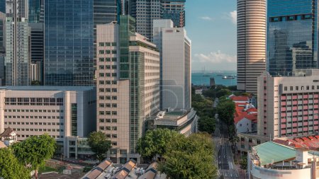 Téléchargez les photos : Paysage urbain aérien du centre-ville de Singapour d'architecture moderne avec des gratte-ciel timelapse, vue d'en haut dans le quartier chinois avant le coucher du soleil - en image libre de droit