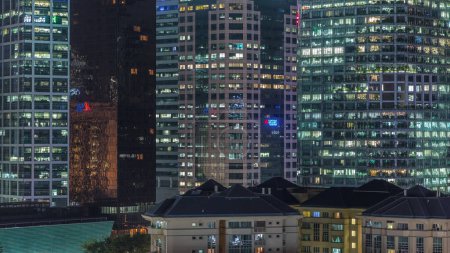 Téléchargez les photos : Paysage urbain aérien du centre-ville de Singapour d'architecture moderne avec des gratte-ciel éclairés nuit timelapse, vue d'en haut dans le quartier chinois avec des fenêtres éclatantes dans les tours - en image libre de droit