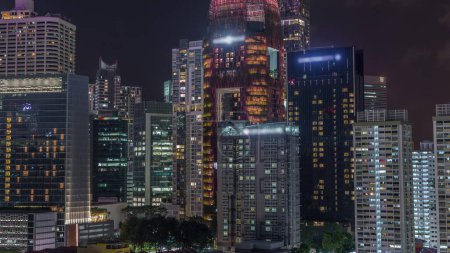 Téléchargez les photos : Paysage urbain aérien du centre-ville de Singapour d'architecture moderne avec des gratte-ciel éclairés nuit timelapse, vue d'en haut dans le quartier chinois avec des fenêtres éclatantes dans les tours - en image libre de droit