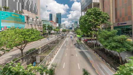 Téléchargez les photos : Trafic avec des voitures sur une scène urbaine et de rue dans le quartier central de Singapour timelapse aérien. Nouvelle route de pont avec des gratte-ciel du centre-ville sur un fond - en image libre de droit