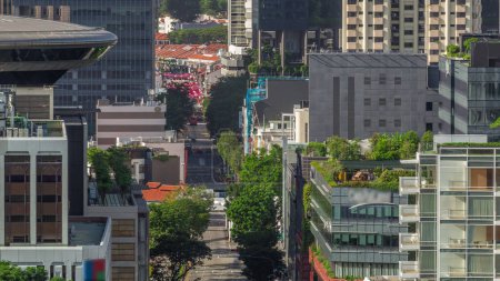 Foto de Tráfico con coches en una calle y la escena urbana en el distrito central de Singapur timelapse aéreo. North Bridge carretera con rascacielos del centro alrededor - Imagen libre de derechos