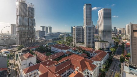 Foto de Un hermoso panorama de la mañana con la zona de Marina Bay y rascacielos horizonte de la ciudad timelapse aéreo. El edificio en forma de torre en el camino del puente norte en Singapur
. - Imagen libre de derechos