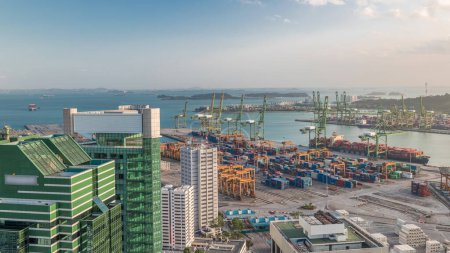 Téléchargez les photos : Port commercial de Singapour timelapse aérienne. Vue panoramique sur le port de fret asiatique le plus achalandé avec des centaines de navires chargeant des marchandises d'exportation et d'importation et des milliers de conteneurs dans le port. Des gratte-ciel au premier plan - en image libre de droit