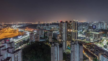 Foto de Ciudad skyline con puerto comercial de Singapur noche timelapse. Vista panorámica del puerto de carga asiático más concurrido con cientos de barcos cargando mercancías de exportación e importación y miles de contenedores en el puerto - Imagen libre de derechos
