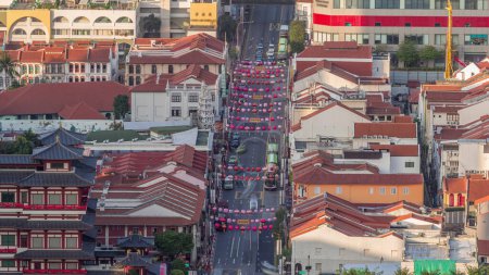 Téléchargez les photos : Vue aérienne de Chinatown avec des toits rouges timelapse, Singapour. Vue depuis le belvédère avec décorations et circulation sur la route South Bridge - en image libre de droit