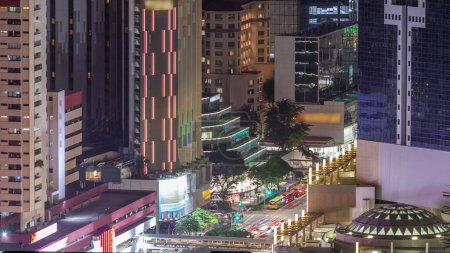 Téléchargez les photos : Paysage urbain aérien de Singapour centre-ville de l'architecture moderne avec gratte-ciel nuit timelapse, vue du belvédère avec circulation sur Eu Tong Sen Street et nouvelle route de pont - en image libre de droit