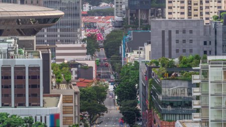 Téléchargez les photos : Trafic avec des voitures sur une scène urbaine et de rue dans le quartier central de Singapour timelapse aérien. Route North Bridge avec gratte-ciel du centre-ville autour - en image libre de droit