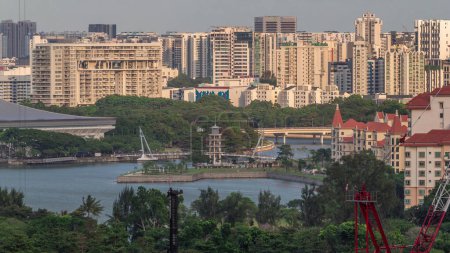 Téléchargez les photos : Vue aérienne du soir à Tanjong Rhu regarder tour à Singapour timelapse. Autrefois très fréquentée avec des chantiers navals, elle s'est transformée en un magnifique quartier résidentiel. - en image libre de droit