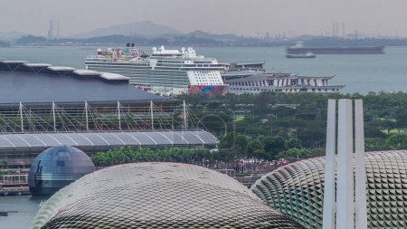 Téléchargez les photos : Singapore Cruise Centre est un terminal de croisière aérienne timelapse qui gère et exploite des ferries et des croisières dans les environs de Harbour Front. Région de la baie de Marina avec toit de théâtre esplanade - en image libre de droit