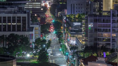Téléchargez les photos : Trafic avec des voitures sur une scène urbaine et de rue dans le quartier central de Singapour timelapse de nuit aérienne. Route North Bridge avec gratte-ciel du centre-ville autour - en image libre de droit