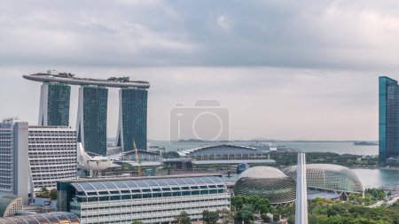 Téléchargez les photos : Panorama du soir avec la région de Marina Bay et gratte-ciel horizon de la ville timelapse aérien. Esplanade vue sur le théâtre depuis la route du pont Nord à Singapour
. - en image libre de droit