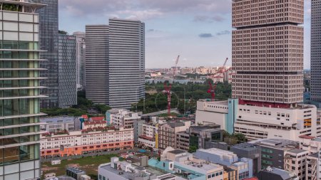 Téléchargez les photos : Vue aérienne du soir à Tanjong Rhu regarder tour à Singapour timelapse. Autrefois très fréquentée avec des chantiers navals, elle s'est transformée en un magnifique quartier résidentiel. Gratte-ciel autour - en image libre de droit