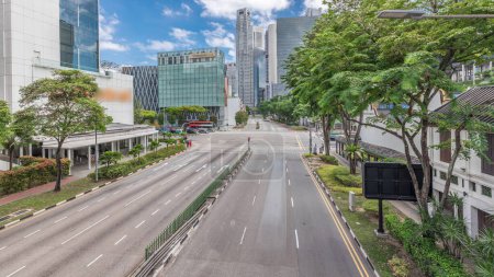 Téléchargez les photos : Trafic avec des voitures sur une scène urbaine et de rue dans le quartier central de Singapour timelapse aérien. N Route du canal avec gratte-ciel du centre-ville sur un fond - en image libre de droit