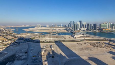 Foto de Skyline aéreo del centro de la ciudad de Abu Dhabi desde arriba timelapse antes del atardecer con sombras de rascacielos. - Imagen libre de derechos