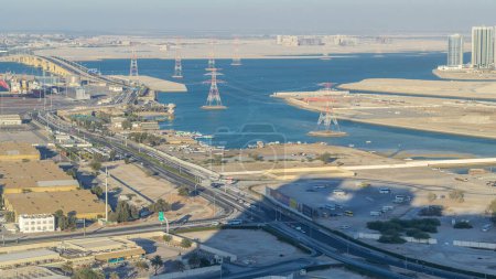 Foto de Nuevo puente Sheikh Khalifa en Abu Dhabi timelapse vista aérea desde arriba, Emiratos Árabes Unidos. Tráfico por carretera y barco en puerto - Imagen libre de derechos