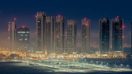 Foto de Rascacielos en Al Reem y Al Maryah Island en Abu Dhabi noche a día timelapse transición antes del amanecer desde arriba. Paisaje urbano aéreo de Al Reem Island con niebla - Imagen libre de derechos