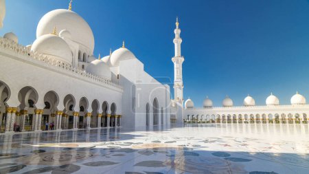 Photo for Sheikh Zayed Grand Mosque timelapse hyperlapse in Abu Dhabi, the capital city of United Arab Emirates. Inner court yard. Blue sky at sunny day - Royalty Free Image