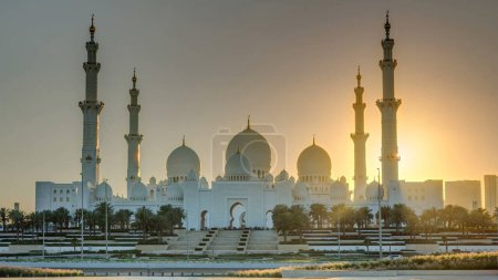 Téléchargez les photos : Grande mosquée Cheikh Zayed à Abu Dhabi au coucher du soleil timelapse, EAU. Vue du soir depuis Wahat Al Karama - en image libre de droit