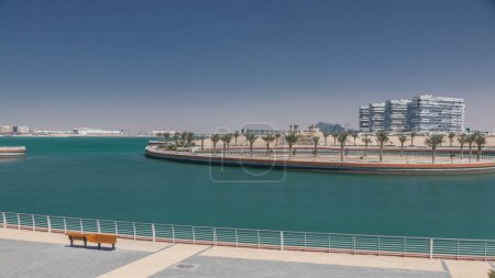 Téléchargez les photos : La plage de Yas Island et Al Dana Timelapse. Il s'agit d'une île artificielle avec maisons et passerelle à Abu Dhabi, la capitale des Émirats arabes unis - en image libre de droit