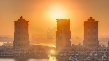 Foto de Puesta de sol en el timelapse de Pearl-Qatar desde arriba. Vista aérea de la Marina y edificios residenciales en Porto Arabia en Doha, Qatar, Oriente Medio. Es una isla artificial en Qatar. - Imagen libre de derechos