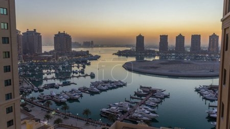 Téléchargez les photos : Soirée au Pearl-Qatar de jour comme de nuit. C'est une île artificielle au Qatar. Vue de la Marina et des bâtiments résidentiels à Porto Arabie à Doha, Qatar, Moyen-Orient - en image libre de droit