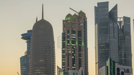 Foto de El distrito de gran altura de Doha día a noche timelapse transición después de la puesta del sol, visto desde el Hotel Park. Rascacielos vista de cerca - Imagen libre de derechos