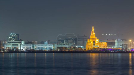 Téléchargez les photos : L'horizon de Doha avec le timelapse du Centre culturel islamique illuminé par la nuit au Qatar, au Moyen-Orient. Vue de la baie ouest - en image libre de droit