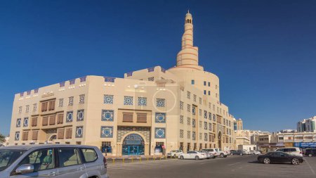 Téléchargez les photos : Qatar Islamic Cultural Centre timelapse hyperlapse in Doha, Qatar, Moyen-Orient. Trafic sur la route. Ciel bleu au soleil - en image libre de droit