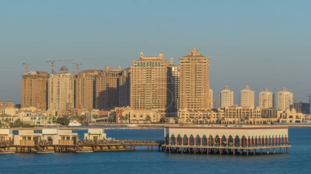 Foto de Vista desde Katara Beach timelapse durante el atardecer en Doha, Qatar, hacia la Perla. Edificios residenciales vista de cerca - Imagen libre de derechos