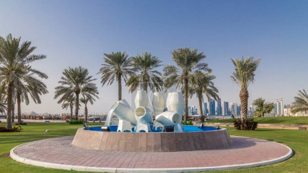 Foto de Corniche en Doha con la fuente de las ollas de agua hito lapso de tiempo hiperlapso, con el horizonte de las torres de negocios distantes. Palms está en el fondo. - Imagen libre de derechos