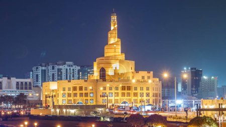 Téléchargez les photos : Centre culturel islamique du Qatar timelapse nocturne à Doha, Qatar, Moyen-Orient. Trafic sur la route. Vue depuis le parc - en image libre de droit